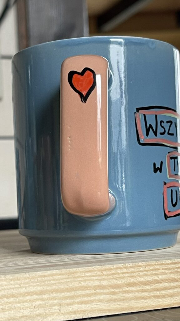 kubek z postacią kobiety